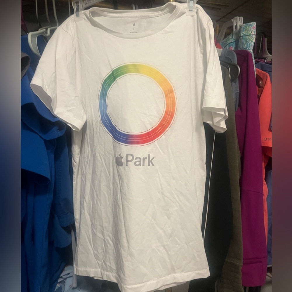 Apple Park T shirt size S